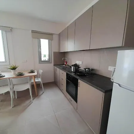 Paradise Ground Floor With Kosher Restaurant Apartment